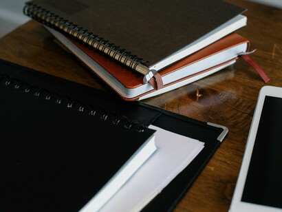 Entre tantos desafios relacionados à educação escolar atual, quer-se dedicar este artigo à discussão sobre as estratégias de ensino. Para os professores, a busca por conhecimentos sobre como ensinar é uma constante iniciada na graduação, persistindo ao longo da atuação profissional. Dado que os conteúdos a serem ensinados são estipulados pelos currículos escolares, seguindo as diretrizes fornecidas pelos documentos oficiais, cabe aos professores decidirem o como irão ensinar cada conteúdo



