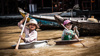 Bambini e serpenti sul lago Tonle Sap