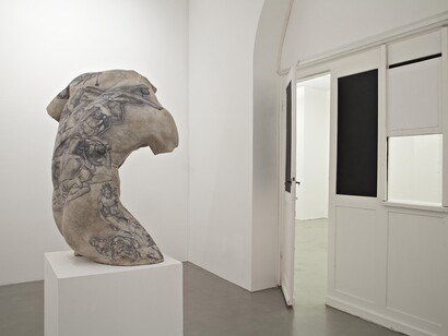 KOUROS, 2015, marmo bianco e pigmenti, cm 88X50X55, courtesy Galleria Poggiali e Forconi