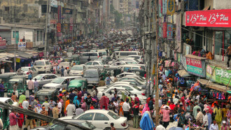 Una calle adyacente al Nuevo Mercado. 2008, Dhaka, Bangladesh