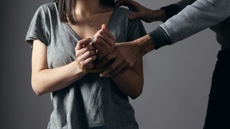 A violência doméstica também é uma questão de saúde pública. Mulheres que vivem sob ameaça constante desenvolvem quadros de ansiedade, depressão, síndrome do pânico e outras doenças emocionais. O impacto psicológico é profundo e duradouro, afetando não apenas a vítima, mas também os filhos e familiares próximos