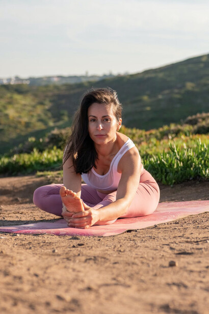 Ragazza fa yoga in una distesa di verde