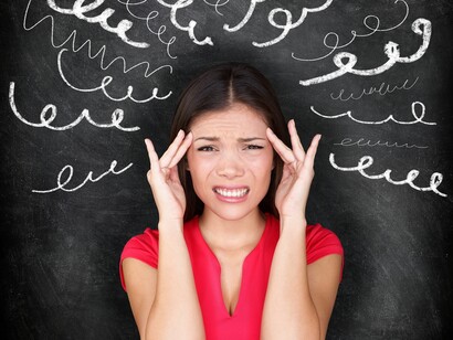Una mujer con problemas para concentrarse
