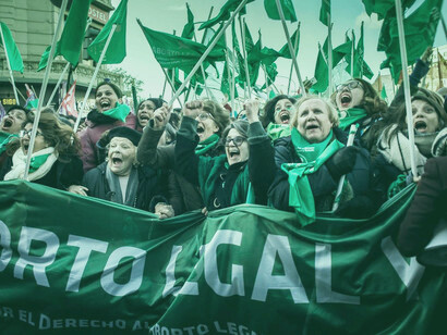 El Senado argentino aprobó, el 30 de diciembre de 2020, el aborto legal y gratuito en las primeras 14 semanas de gestación, provocando gritos de júbilo entre la multitud verde