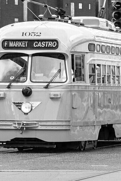 Essas transformações vão muito além da mobilidade. Cidades que reduzem a predominância do automóvel passam a colher benefícios ambientais e sociais evidentes. A qualidade do ar melhora significativamente e os níveis de ruído urbano diminuem. O número de acidentes de trânsito cai de forma expressiva. Espaços públicos antes negligenciados são recuperados e voltam a ser utilizados pela população. Caminhar e pedalar tornam-se partes naturais da rotina diária, estimulando hábitos mais saudáveis e fortalecendo a convivência social. Ao mesmo tempo, a ampliação de áreas verdes e superfícies sombreadas contribui para amenizar os microclimas urbanos, tornando os espaços externos mais confortáveis