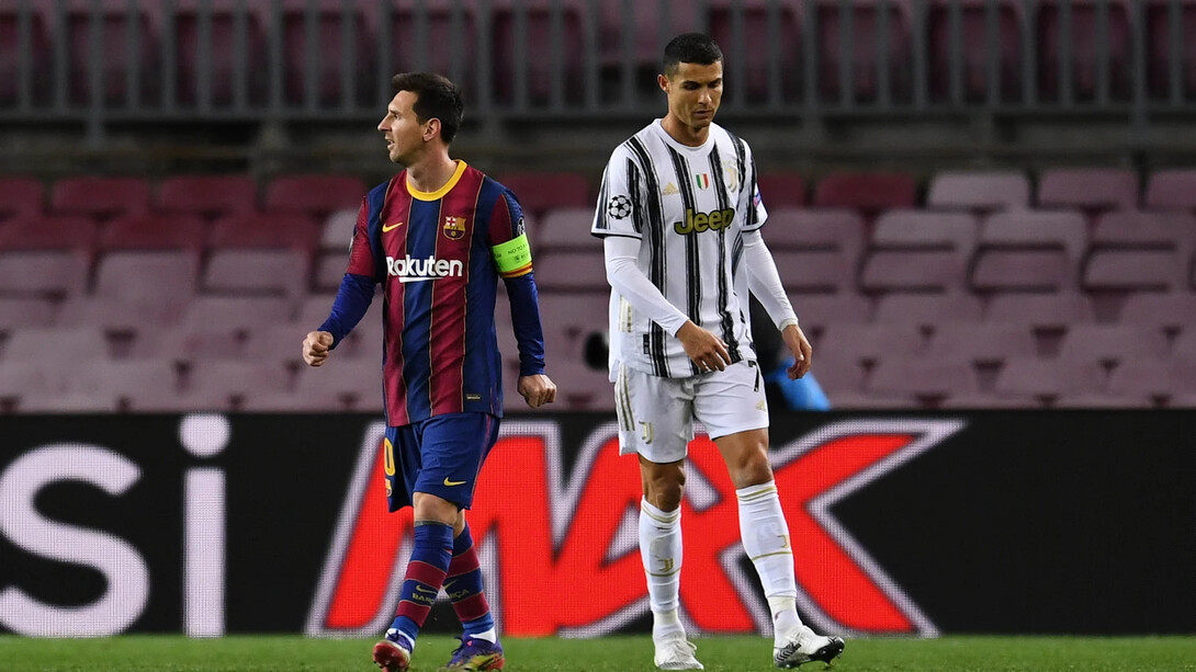 Lionel Messi e Cristiano ronaldo em campo, indo em direções opostas