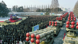 El líder norcoreano Kim Jon-un asiste a una ceremonia en la que se presentaron los nuevos lanzacohetes múltiples durante una reunión plenaria del Partido de los Trabajadores de Corea