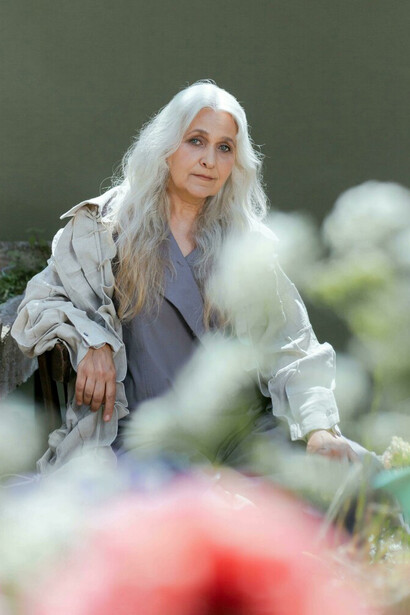 La señora, que no adolescente engreída, niña, infante ni imbécil, pasó poco después, como pasan las nubes. Murió en su cama, rodeada por los suyos y aunque la despedida fue triste, nadie estuvo allí a la fuerza