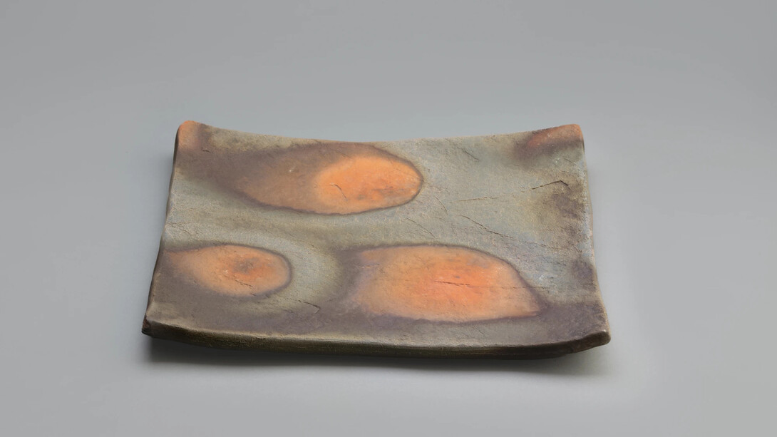 Okano Genroku, Bizen hand-built square plate, 2023. Courtesy of Onishi Gallery