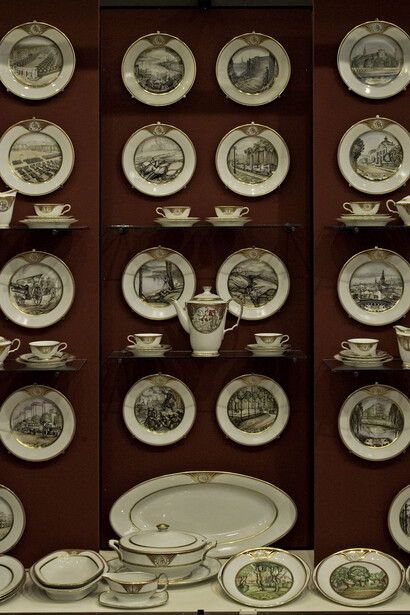 Vilis Vasariņš, made by M.S. Kuznetsov porcelain factory, Set of dishes, a gift from the city of Riga to the Minister of War Jānis Balodis, 1937. Courtesy of Museum of the History of Riga and Navigation