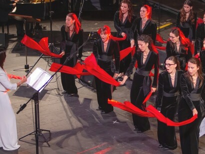 Sul palco, voci libere si sono fatte eco di chi oggi è costretta al silenzio, ricordandoci che l’arte può diventare atto politico