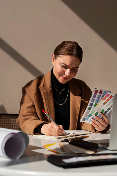 Encargada del branding sosteniendo paletas de colores para diseñar. En el contexto de las marcas, los arquetipos se representan la identidad que estas proyectan al mundo