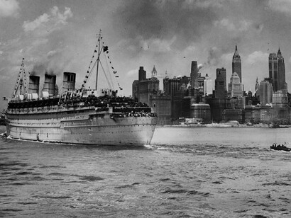El British Liner Queen Mary, con tropas norteamericanas llenando sus cubiertas, llegando al puerto de la ciudad de Nueva York en 1945