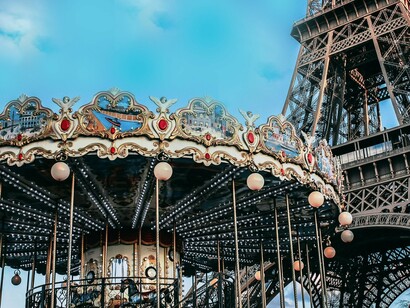 Torre Eiffel e carrossel em Paria, França. Ruazinhas de paralelepípedo, gente charmosa, casacos longos, bem cortados, cachecóis grandes e estilosos, enrolados de um jeito bem elegante, botas, chapéus, tudo muito sofisticado, até mesmo os cafés e restaurantes, com mesinhas viradas para a rua, disponibilizam mantas no encosto da cadeira, para que seja possível, mesmo com frio, desfrutar aquele momento de um jeito confortável e muito tranquilo