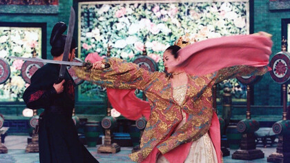 La Casa de las Dagas Voladoras (2004) es una película que combina estética visual, emoción y destreza técnica para ofrecer una experiencia cinematográfica única