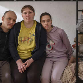 Julia M., 37, and Dmitri M., 45, with their children Maria, 15, and Svajtoslav, 6, from Nowa Kachowka, Ukraine. Housing for refugees, Tbilisi, Georgia, 4/2023. Mit freundlicher genehmigung des Museums Europäischer Kulturen