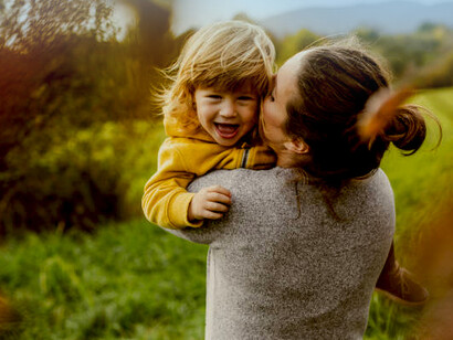 Quante donne adottano bambini per toglierli da condizioni di miseria o guerre