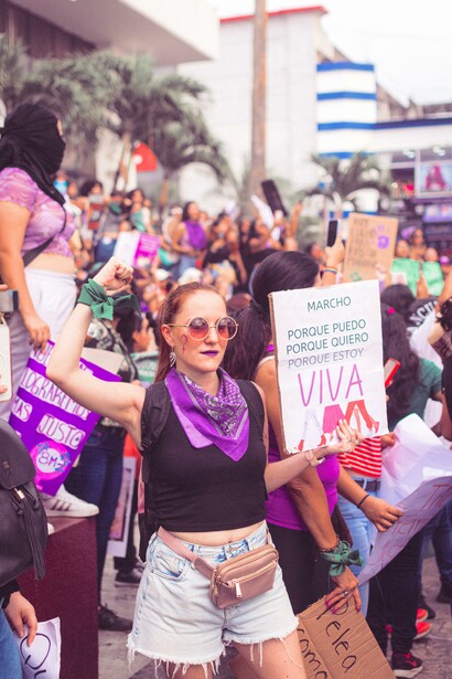 Mulher com pôster em protesto de rua