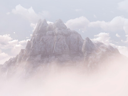 Montaña rodeada de niebla