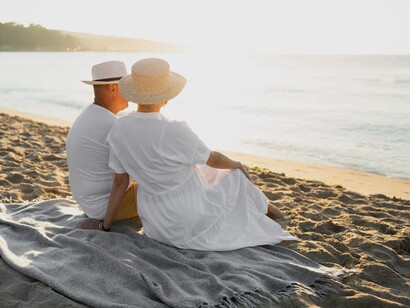 Mentre gli amori estivi insegnano la bellezza dell’attimo, le amicizie durature mostrano la forza del tempo e della pazienza, resistendo alle sfide e ai cambiamenti