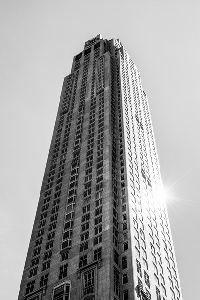 Grattacielo torreggiante nel quartiere finanziario che riflette il concetto di crescita commerciale e ambizione economica