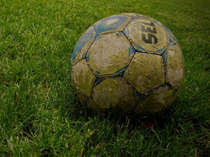 Balón de futbol gastado y sucio
