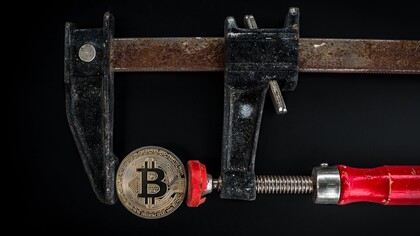 Ferramenta mede uma moeda de Bitcoin