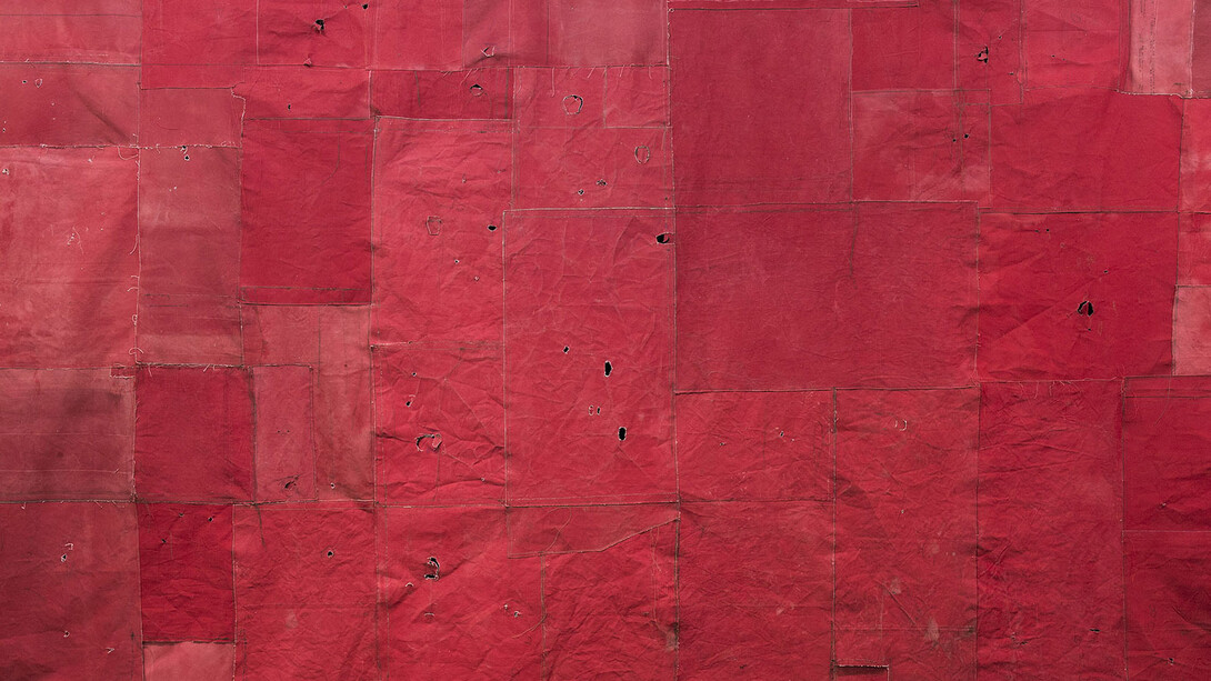 Simon Callery. Flat Painting, Bodfari 14/15, Cadmium Red Deep, 2015, Canvas, distemper, thread, pencil,
wood, and aluminium, 242 x 392 x 26 cm