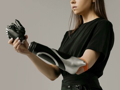 Las nuevas prótesis desarrolladas con biomateriales inteligentes permiten una integración más eficaz con el sistema nervioso y musculoesquelético, mejorando la movilidad del paciente