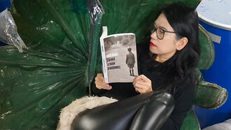 Kim Chi Pho, agent d'artiste. L'exposition à la galerie Fanny Jacquemaire est l’occasion pour Louis Durot de dédicacer son livre autobiographique J’ai raté le train d’Auschwitz © Erick DF