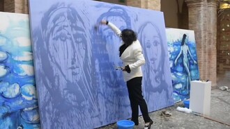 Igor Borozan, pittore, sculture e performer, crea durante la sua performance live intitolata "nel Segno dell'Acqua" grandi tele dai toni del blu imitando la fluidità dell'acqua