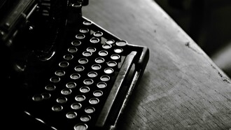 Escribir es un karma, el plagio de mí mismo, la última opción antes de la muerte. Duele. Es el puro masoquismo de los tendones, las articulaciones y los teclados