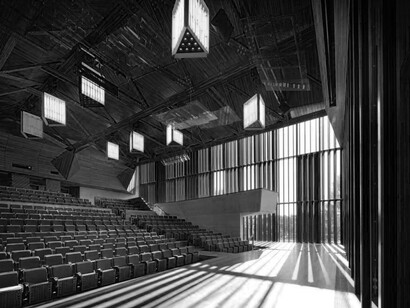 Los trabajos y los artículos académicos son todo un mundo de convenciones y protocolos; cuanto más accesible el texto, menos prestigioso