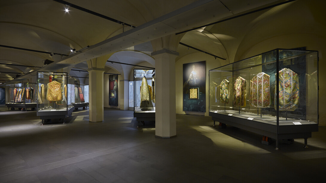 Silk treasures. Textile masterpieces from the Falletti Donation, exhibition view. Courtesy of Museo del Tessuto 