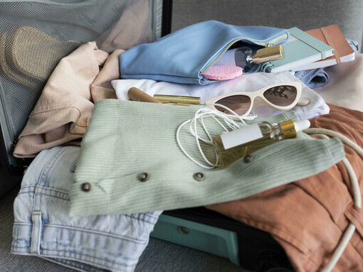 Los zapatos suelen ser los mayores culpables de ocupar espacio en la maleta. La solución: lleva solo tres pares como máximo. Un par cómodo para caminar, sandalias para la playa y unos zapatos más arreglados (si es necesario)