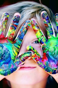 O que estamos fazendo com nossas crianças quando lhes negamos o direito de serem errantes, ruidosas, distraídas, fantasiosas, contraditórias? Que infância é essa que exige desempenho, produtividade, foco e controle emocional desde os três anos de idade? Que tipo de sociedade estamos moldando quando esperamos que crianças se comportem como adultos robotizados, enquanto adultos vivem em desequilíbrio, emocionalmente desregulados, agindo como autômatos?