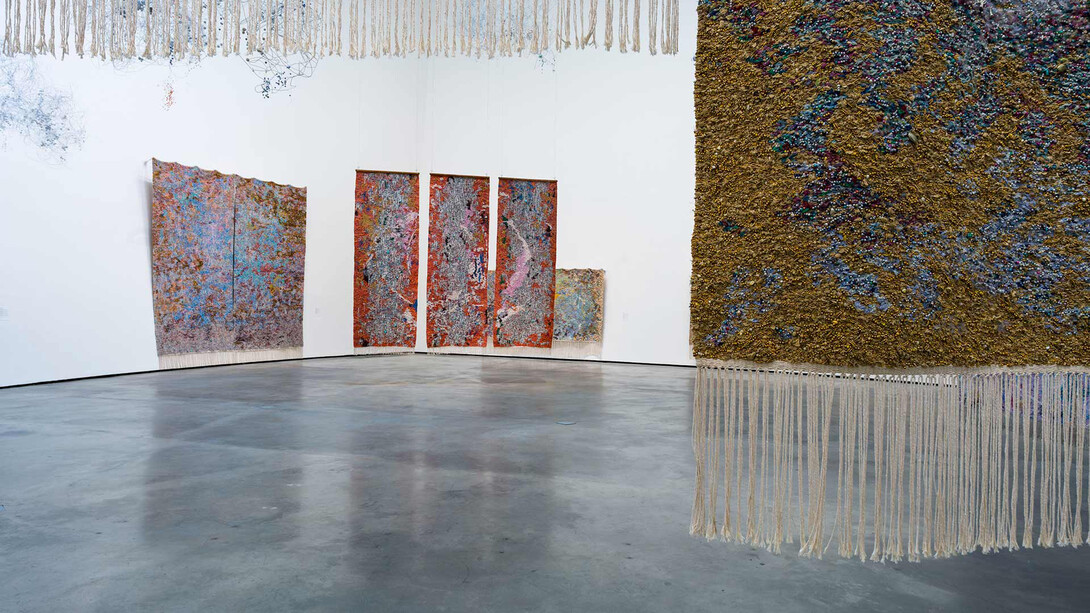 Igshaan Adams, Soulevant la poussière : l’archive du corps, vue de l'exposition. Avec l'aimable autorisation du Guggenheim Museum Bilbao