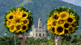 Vista de la Basílica Santuario Nacional de Nuestra Señora de la Caridad del Cobre a través de las ofrendas de girasoles que llevan los fieles, Santiago de Cuba