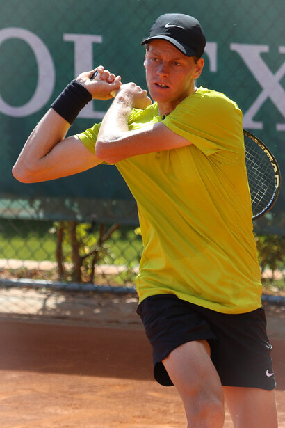 Jannik Sinner. Il fallait, pour battre le Serbe, réaliser le match parfait sans se laisser distraire par le contexte et l’ambiance environnante © MCM23 By si.robi, CC BY-SA 2.0