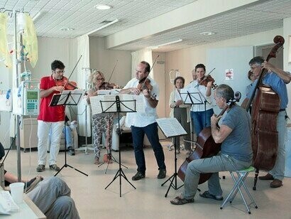 Pessoas em vivência de musicoterapia. Ao ouvir melodias suaves ou ritmos relaxantes, muitas pessoas relatam uma sensação de tranquilidade que pode reduzir a ansiedade. Essa resposta fisiológica não apenas promove a calma, mas também cria um ambiente mental favorável ao bem-estar