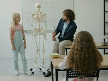 Professor ensina conteúdo de biologia na prática, usando um esqueleto. Face a essa nova realidade, resta aos professores reinventarem o cotidiano. Como? À moda do que diz Michel de Certeau, em "A invenção do cotidiano: artes de fazer", valendo-se de um comportamento tático, que é próprio do mais fraco na luta com o mais forte, atuando no espaço do outro, criando novas maneiras de fazer, abrindo frestas, reescrevendo seu texto no texto do outro