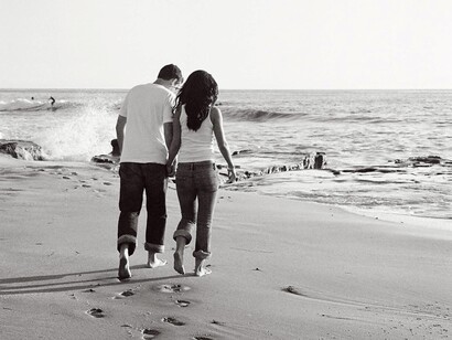 Enamorados paseando junto al mar