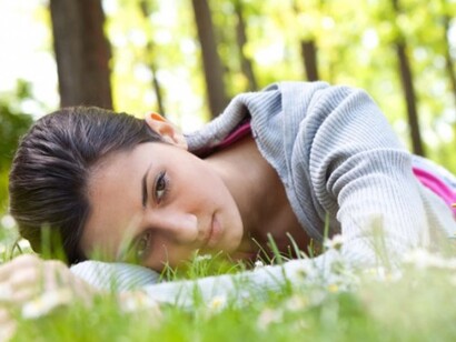 Tumbada en el parque