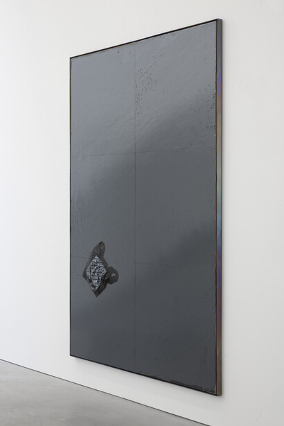 Mark Hagen, To Be Titled (Gradient Painting 40), 2014, acrylic on burlap over panel, banned bag, titanium frame anodized with Diet Coke and Coke Zero, 97 x 65 x 2 in. / 246.38 x 165.1 x 5.08 cm © Mark Hagen, Courtesy Marlborough Chelsea   