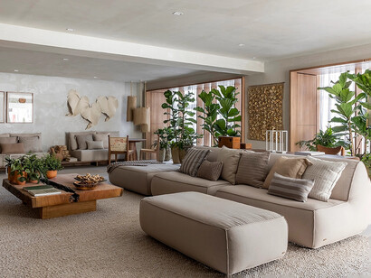 Conforto, móveis grandes e espaçosos compõem a ideia de slow living pensada pela  arquiteta Isabella Nalon. Foto Rafael Renzo/Casacor 2023