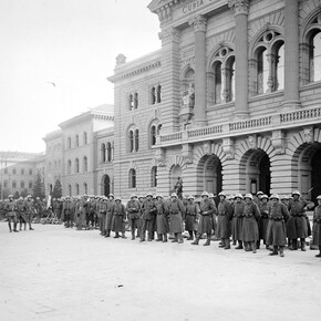 Le truppe d’ordine sorvegliano il Palazzo federale, Berna 1918

Archivio federale svizzero