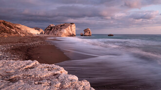 Se habla del amor, buscándolo y encontrándolo en los demás, que son él mismo