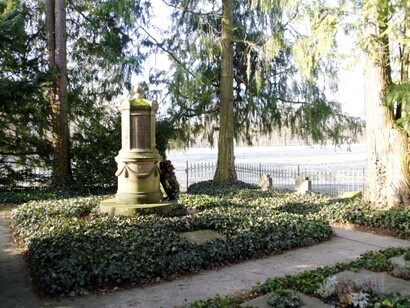Soledad, una presencia que, como nuestra sombra, nos acompaña en silencio y que, muchas veces, termina por oscurecerlo todo. Cementerio Solitude-Friedhof, 2012, Stuttgart, Alemania