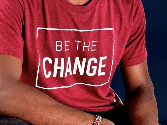 Le t-shirt à message fait son grand retour, plus radical et plus politique