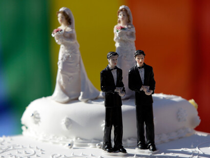 Dos parejas hoomsexuales en una tarta de boda